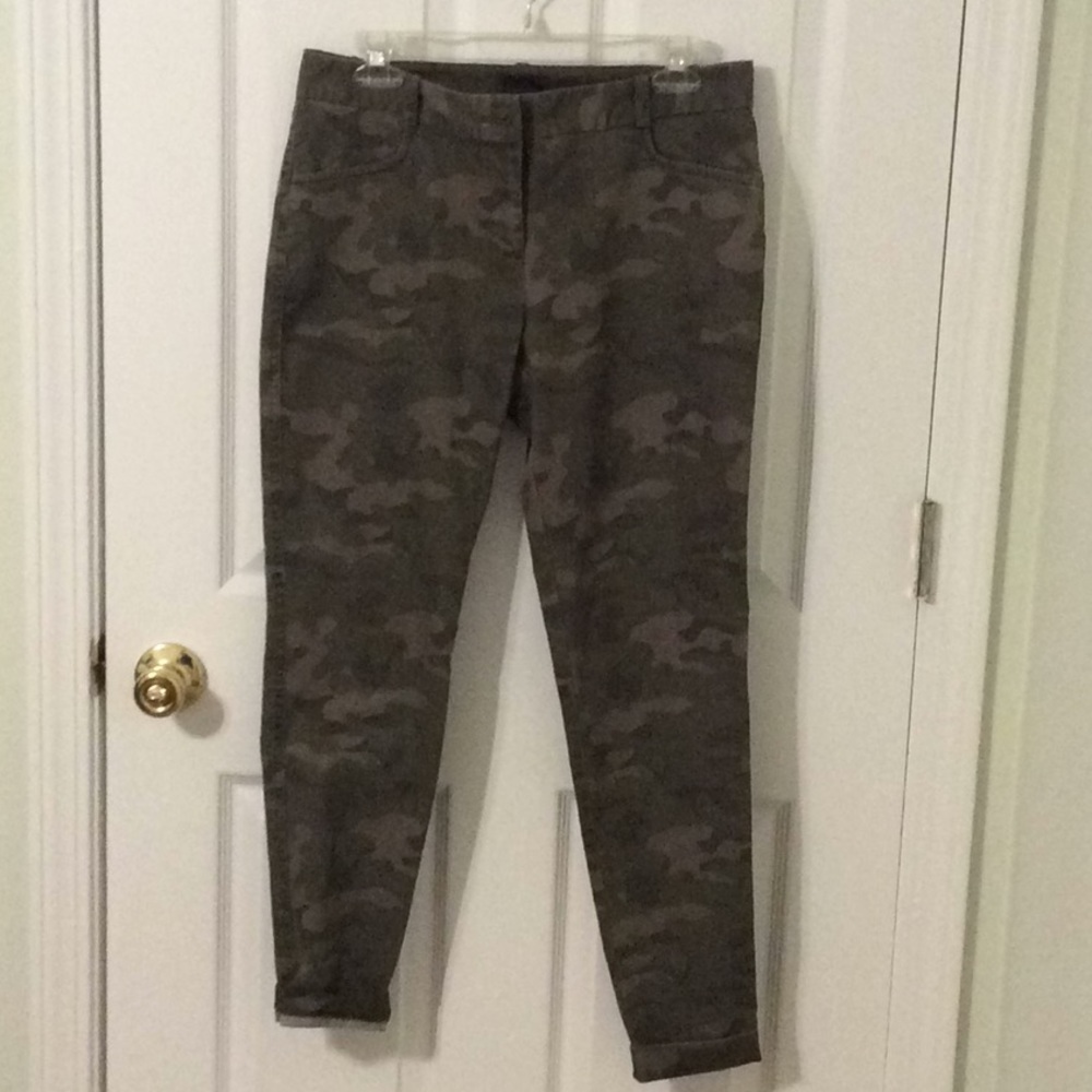 ❤️UC Cami jeans size 6, narrow cuffed legs.